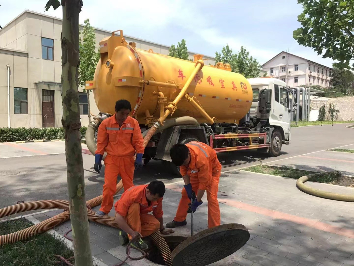 牟定管道疏通车停在窨井附近