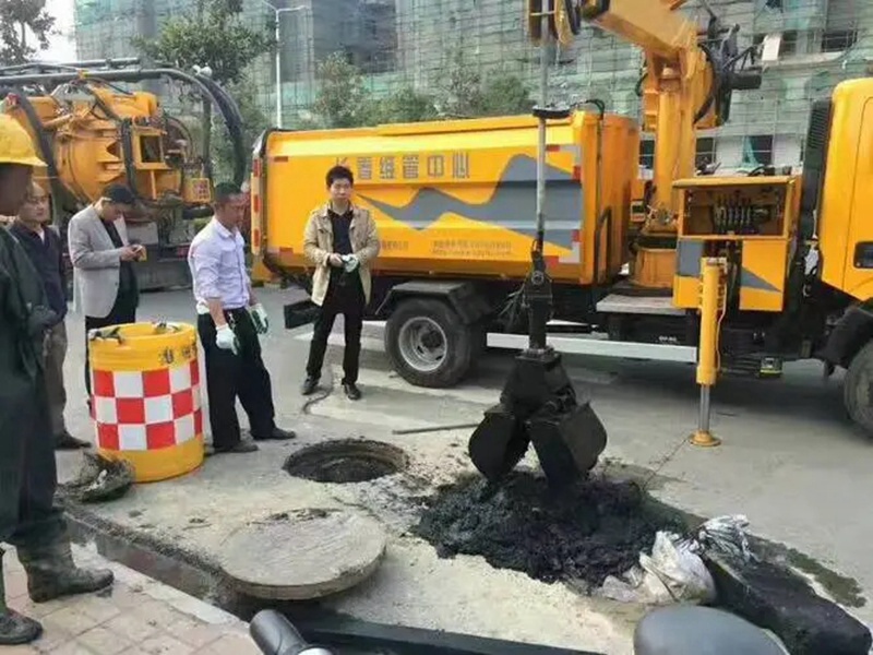 牟定街道：网格员化身“清道夫”，为民解忧疏通“堵心”化粪池