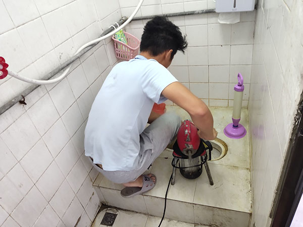 牟定肥皂掉到马桶里把马桶堵住了怎么办？马桶堵住了怎么办